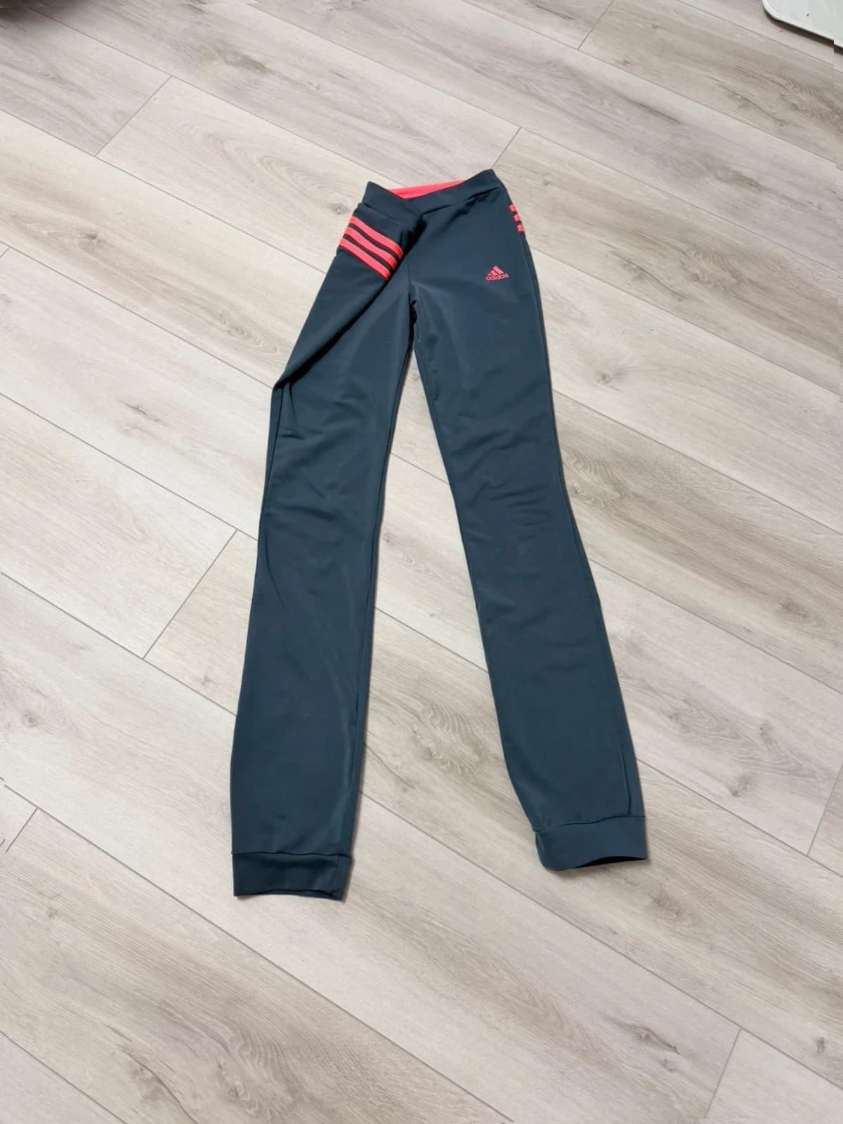 Tepláky Adidas, velikost XS — second hand, velmi dobrý