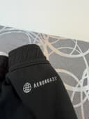Adidas tepláky, velikost M — second hand, velmi dobrý — detail 4