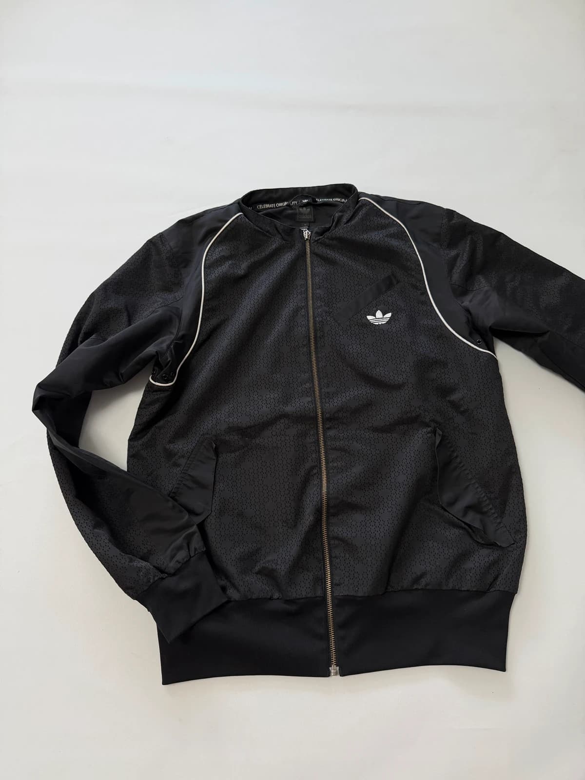 Adidas bunda, velikost M — second hand, velmi dobrý