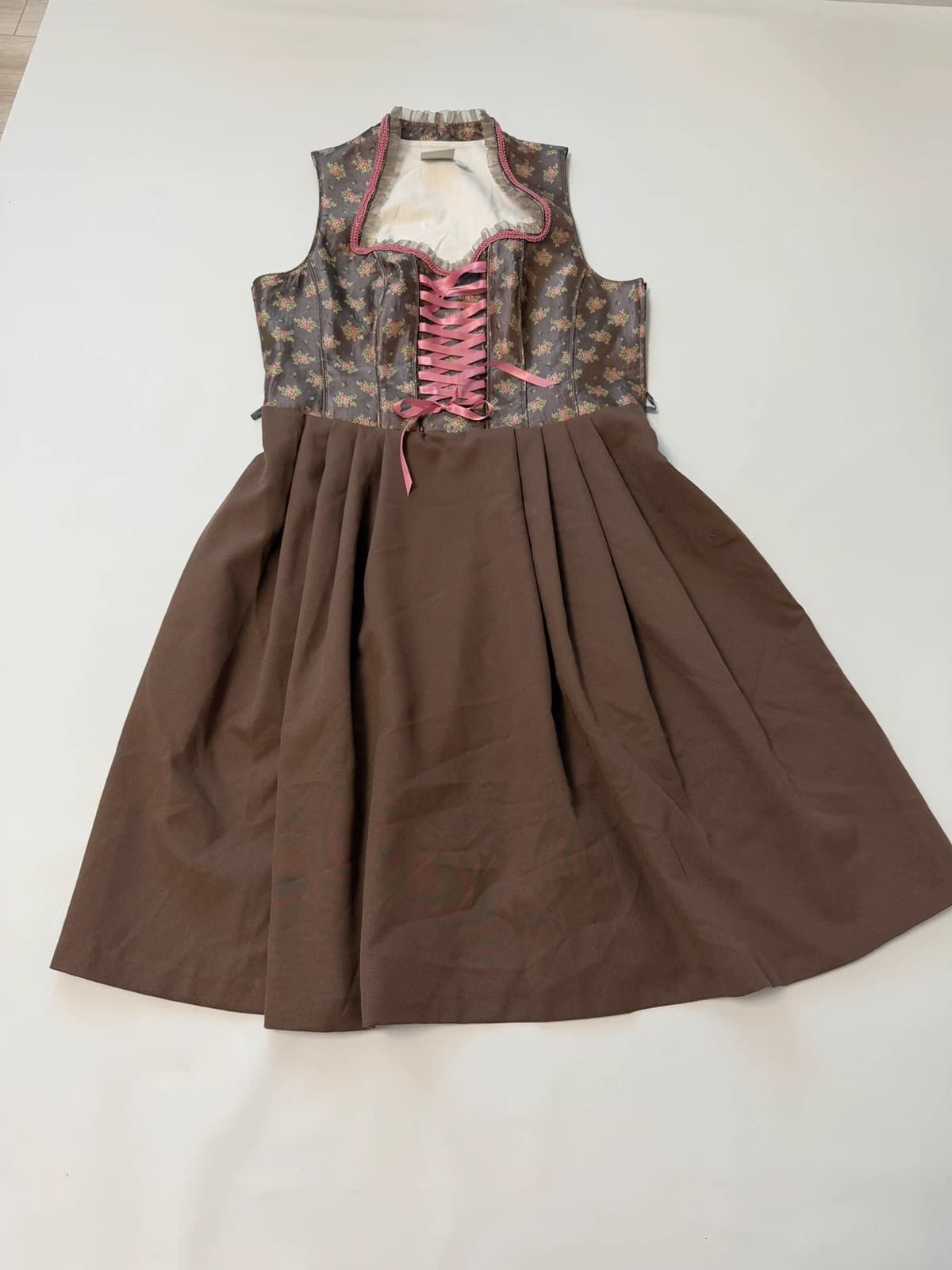 C&A bavorské šaty, velikost 46 — second hand, velmi dobrý