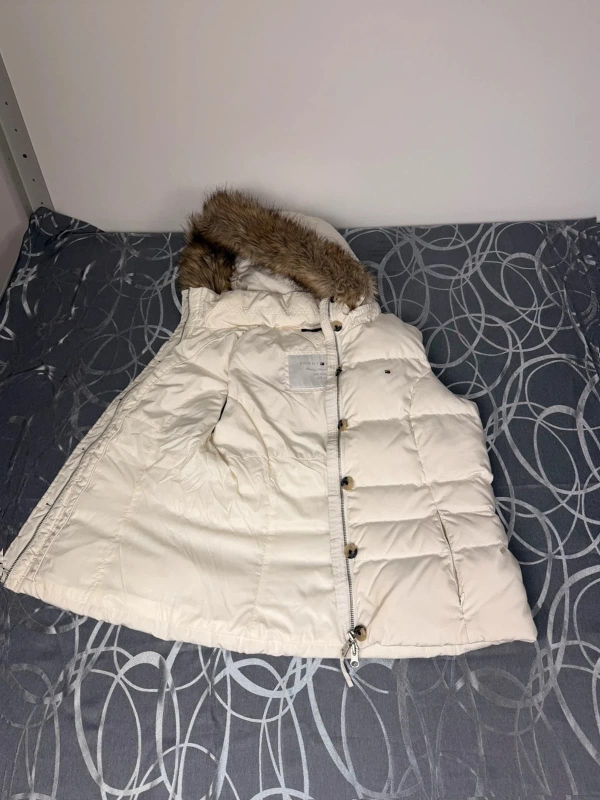 Tommy Hilfiger péřivá vesta, velikost M — second hand, velmi dobrý