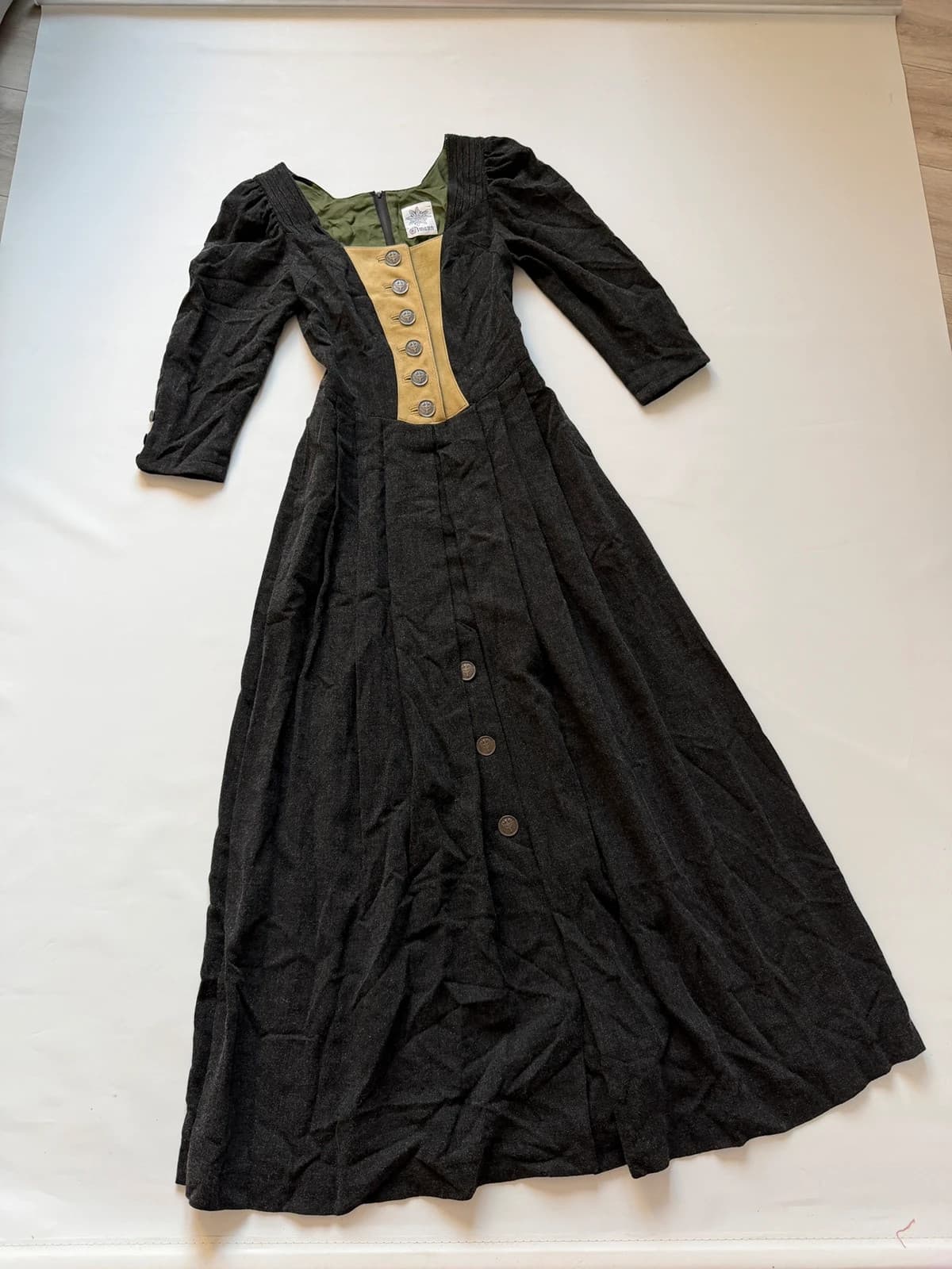 Amann bavorské šaty, velikost 34 — second hand, velmi dobrý