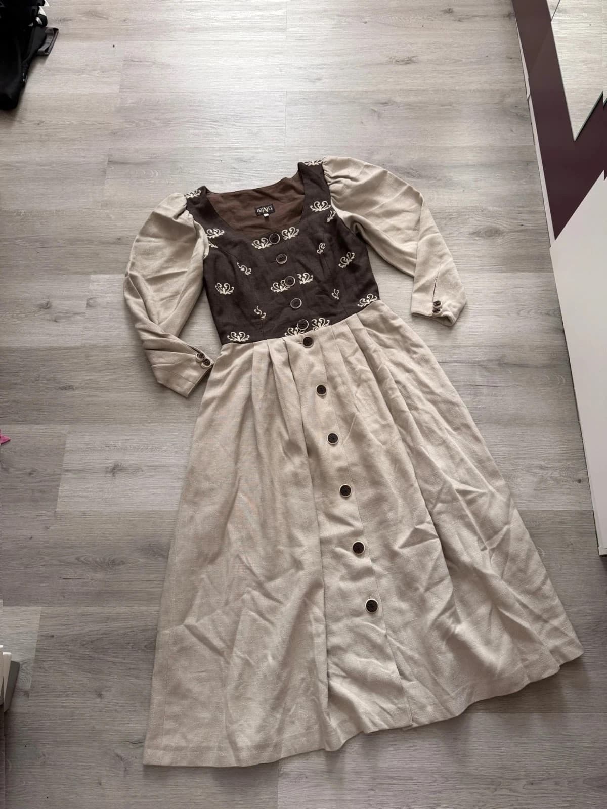 Krásné lněné bavorské šaty Apart, velikost 38 — second hand, velmi dobrý