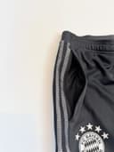 Fc Bayern München Adidas fotbalové tepláky, velikost M — second hand, velmi dobrý — detail 5