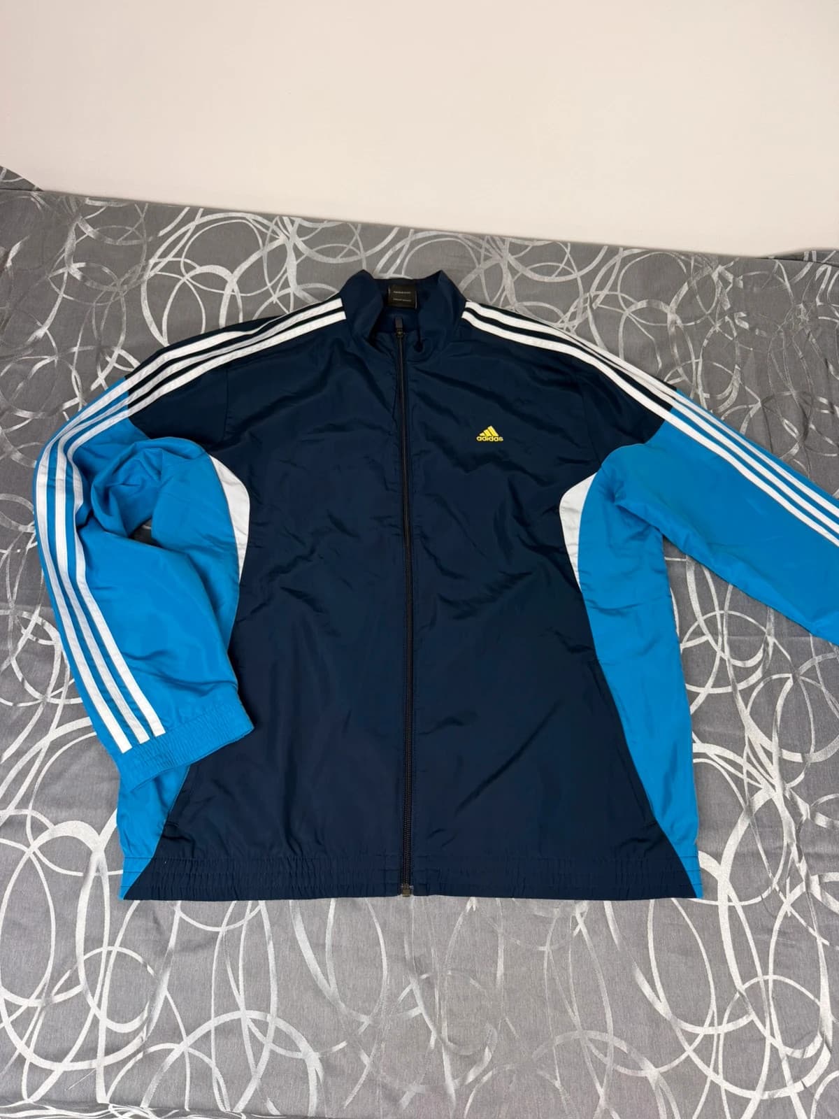 Adidas bunda, velikost XL — second hand, velmi dobrý