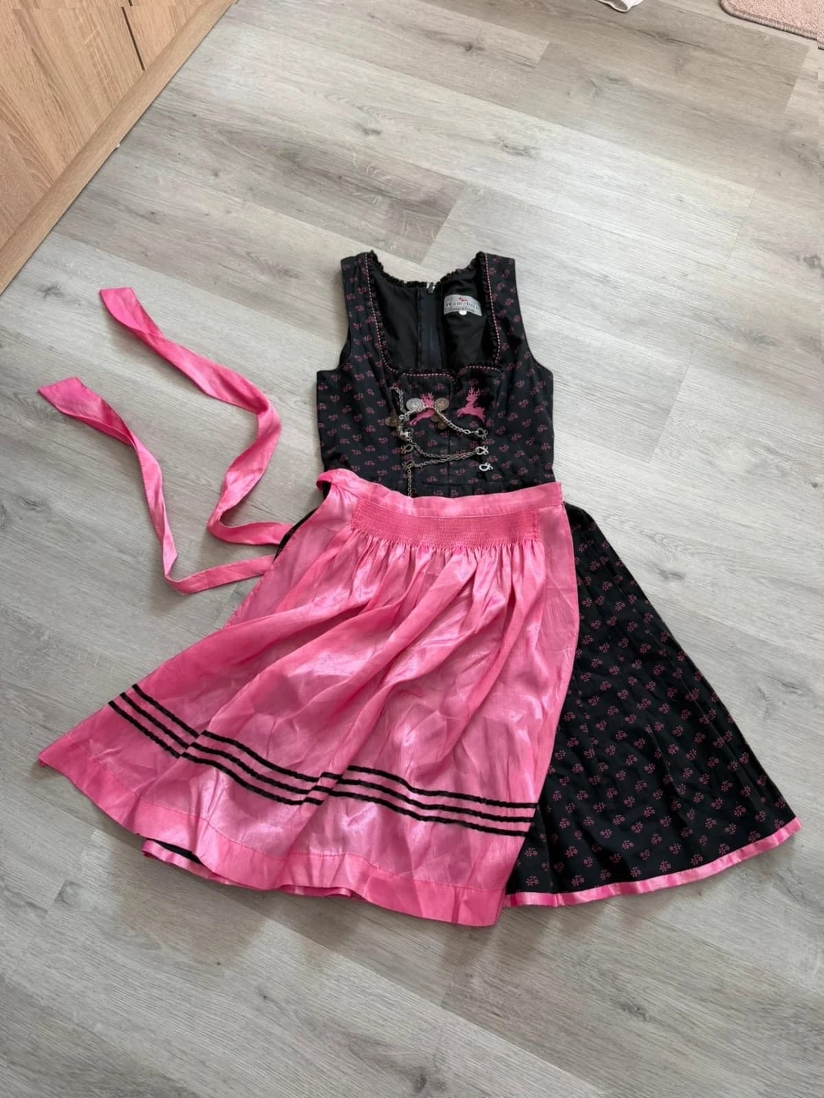 bavorské šaty / kroj / dirndl Leder & Tracht, velikost 34 — second hand, velmi dobrý