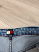 široké rifle Tommy Hilfiger, velikost L — second hand, velmi dobrý — detail 4
