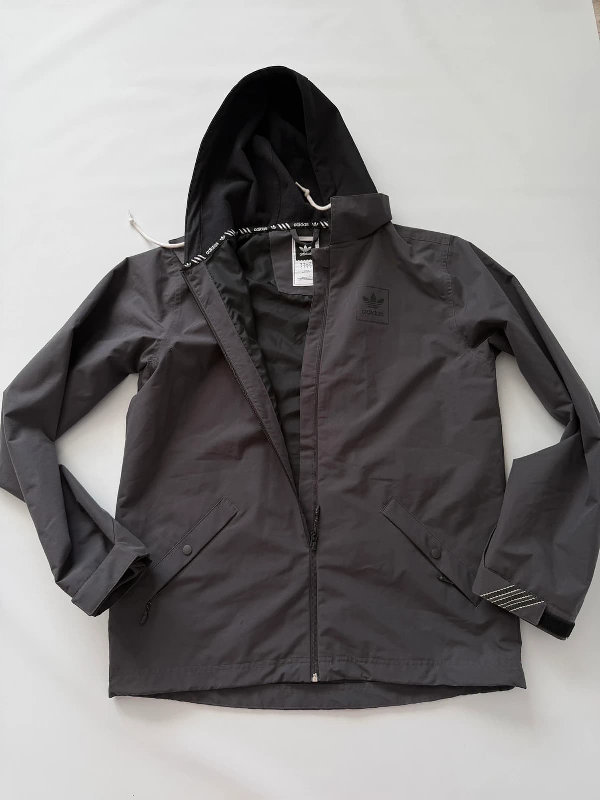 Adidas bunda, velikost L — second hand, velmi dobrý