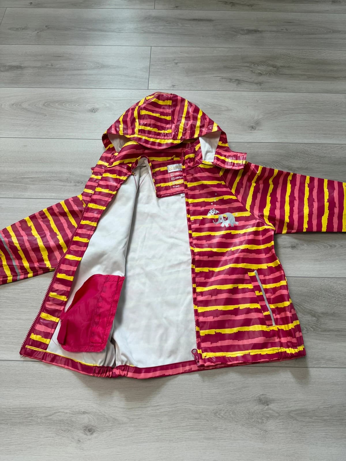C&A nepromokavá bunda, velikost 128 — second hand, velmi dobrý