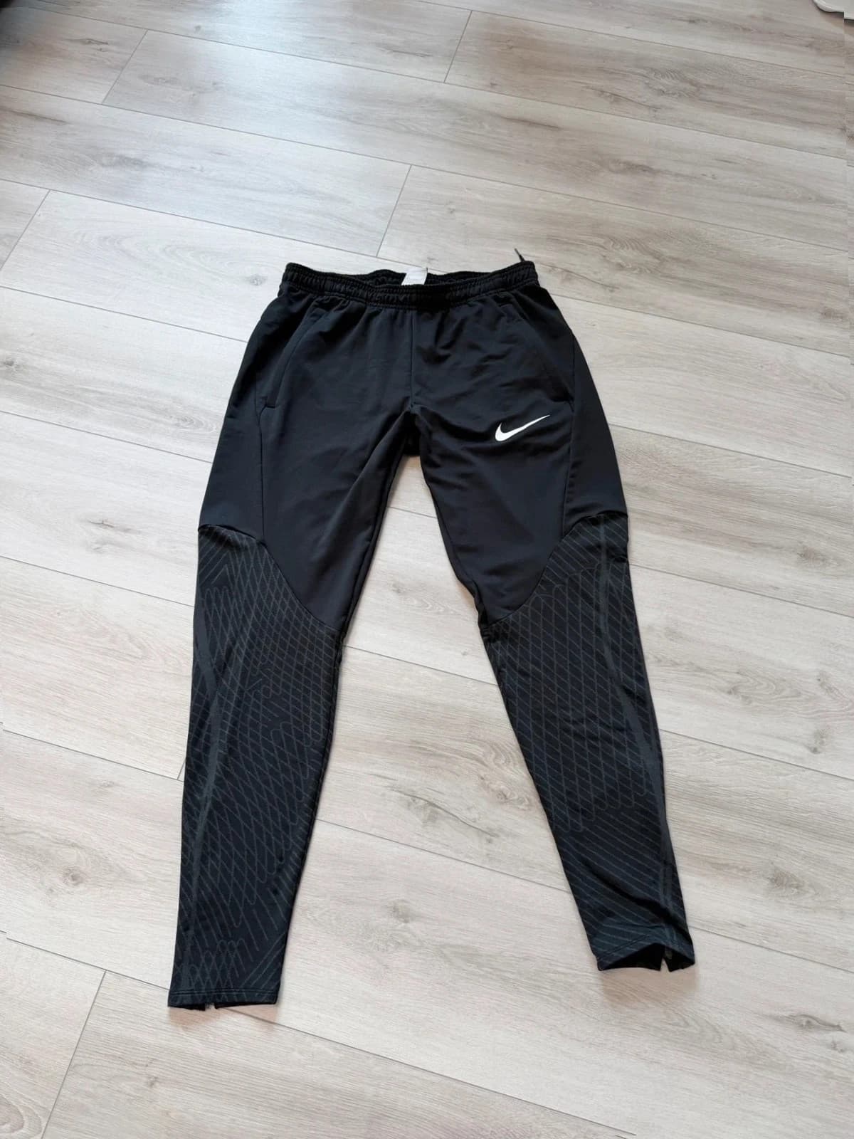 Nike tepláky, velikost M — second hand, velmi dobrý
