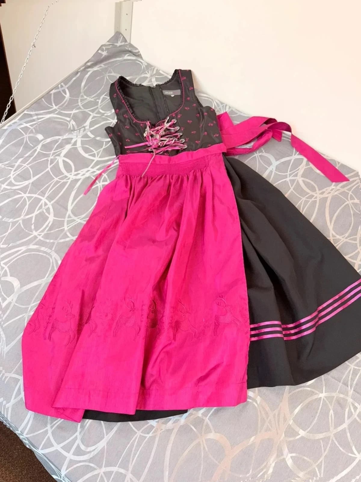 bavorské šaty / kroj / dirndl EdelHeiss, velikost 34 — second hand, velmi dobrý