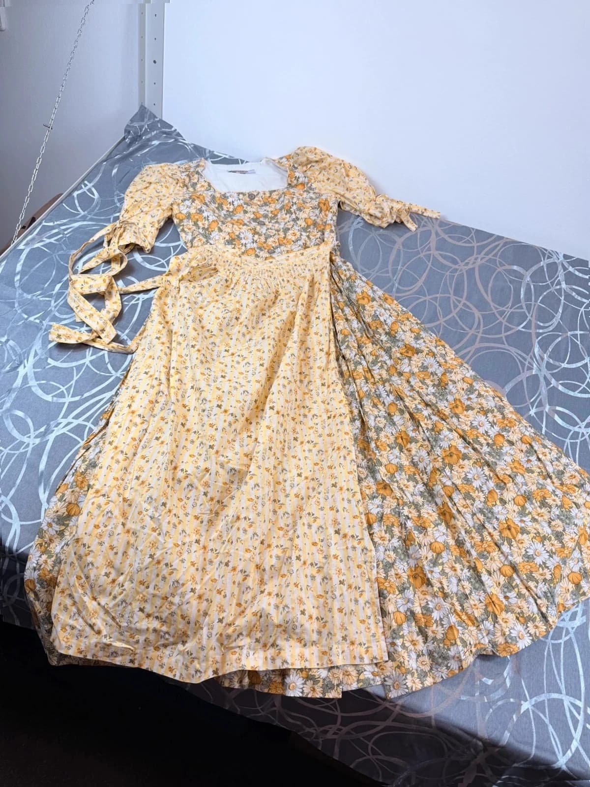 Alphorn Aphorn  bavorské šaty / dirndl / kroj, velikost 36 — second hand, velmi dobrý