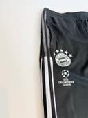 Fc Bayern München Adidas fotbalové tepláky, velikost M — second hand, velmi dobrý — detail 2