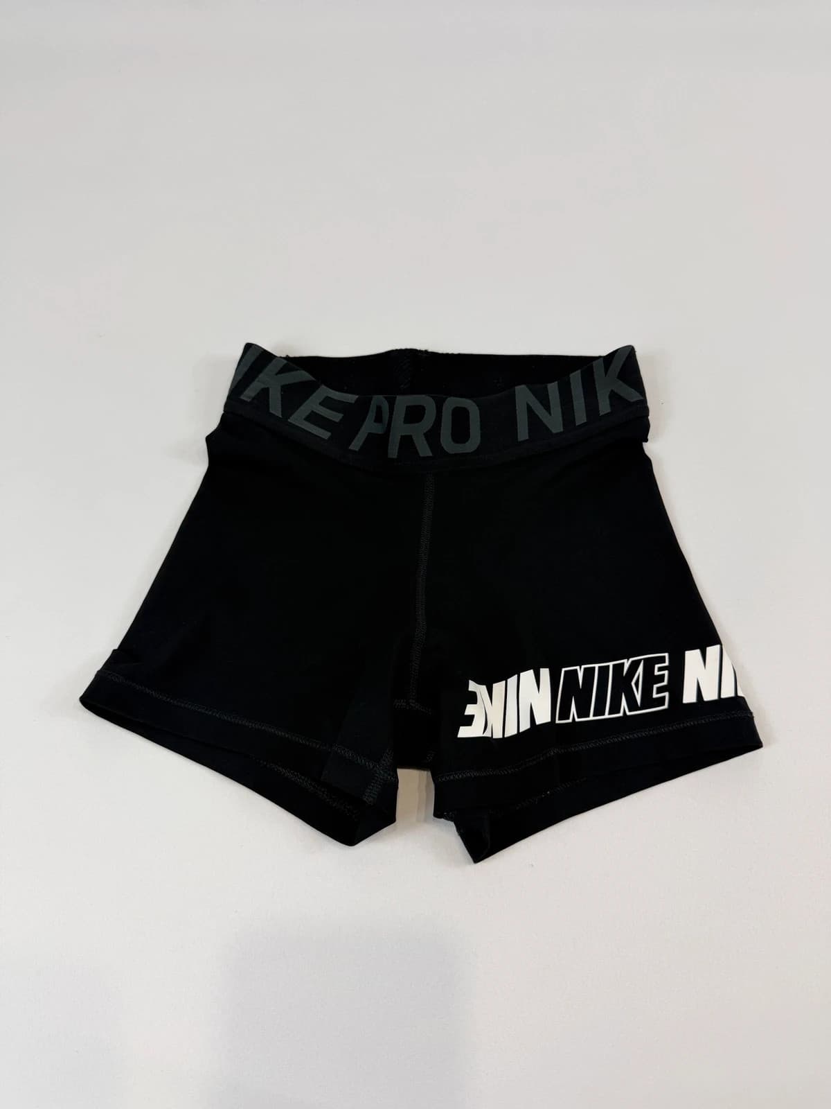 Nike Pro kraťasy, velikost XS — second hand, velmi dobrý