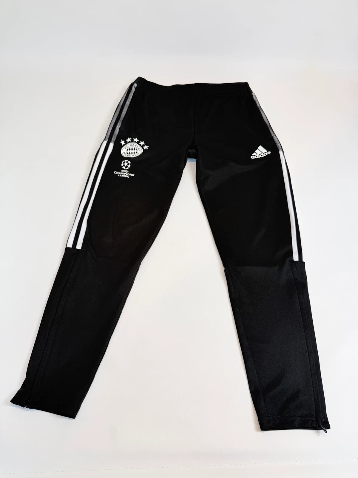 Fc Bayern München Adidas fotbalové tepláky, velikost M — second hand, velmi dobrý