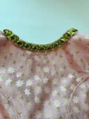 Bavorské šaty / dirndl / kroj Tramontana, velikost 38 — second hand, velmi dobrý — detail 12