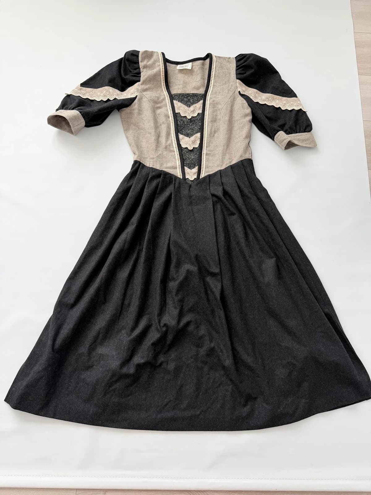 Hagro bavorské šaty lněné / dirndl, velikost 42 — second hand, velmi dobrý