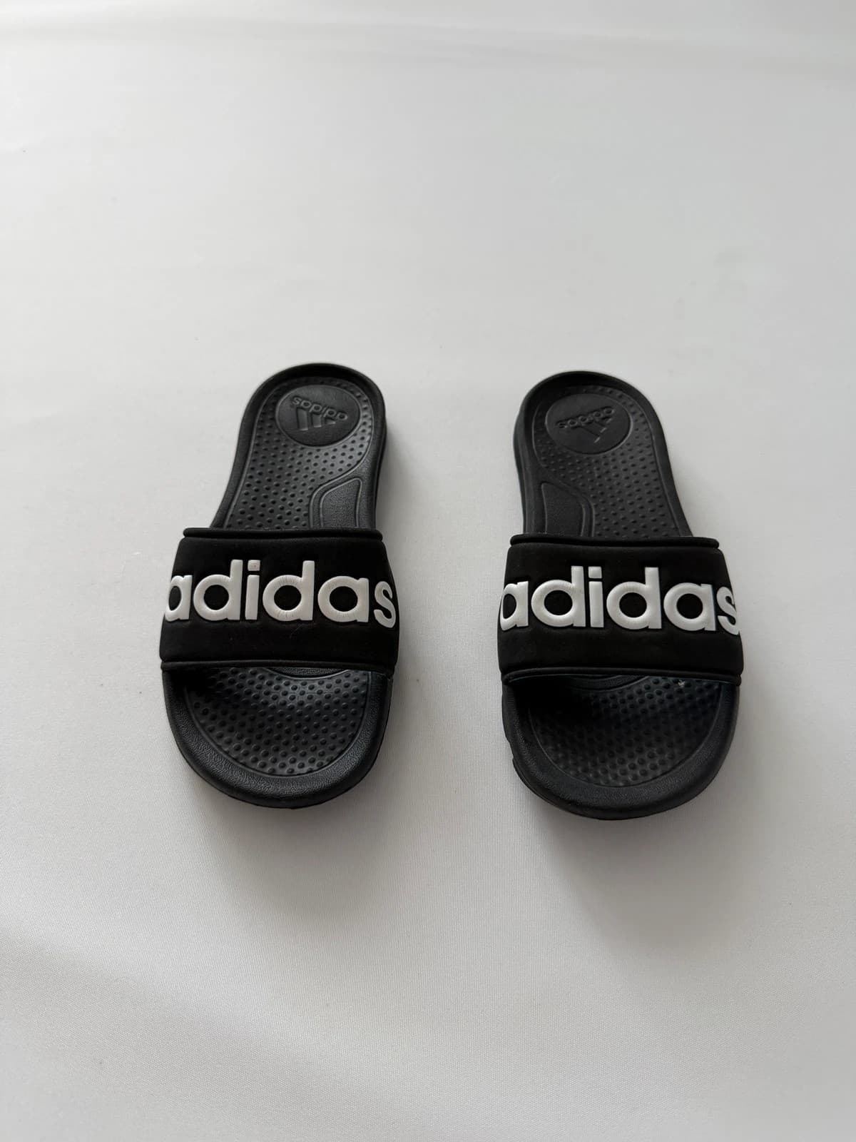 Pantofle Adidas, velikost 32 — second hand, velmi dobrý