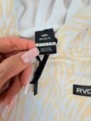 RVCA mikina, velikost S — second hand, velmi dobrý — detail 3