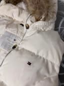 Tommy Hilfiger péřivá vesta, velikost M — second hand, velmi dobrý — detail 2