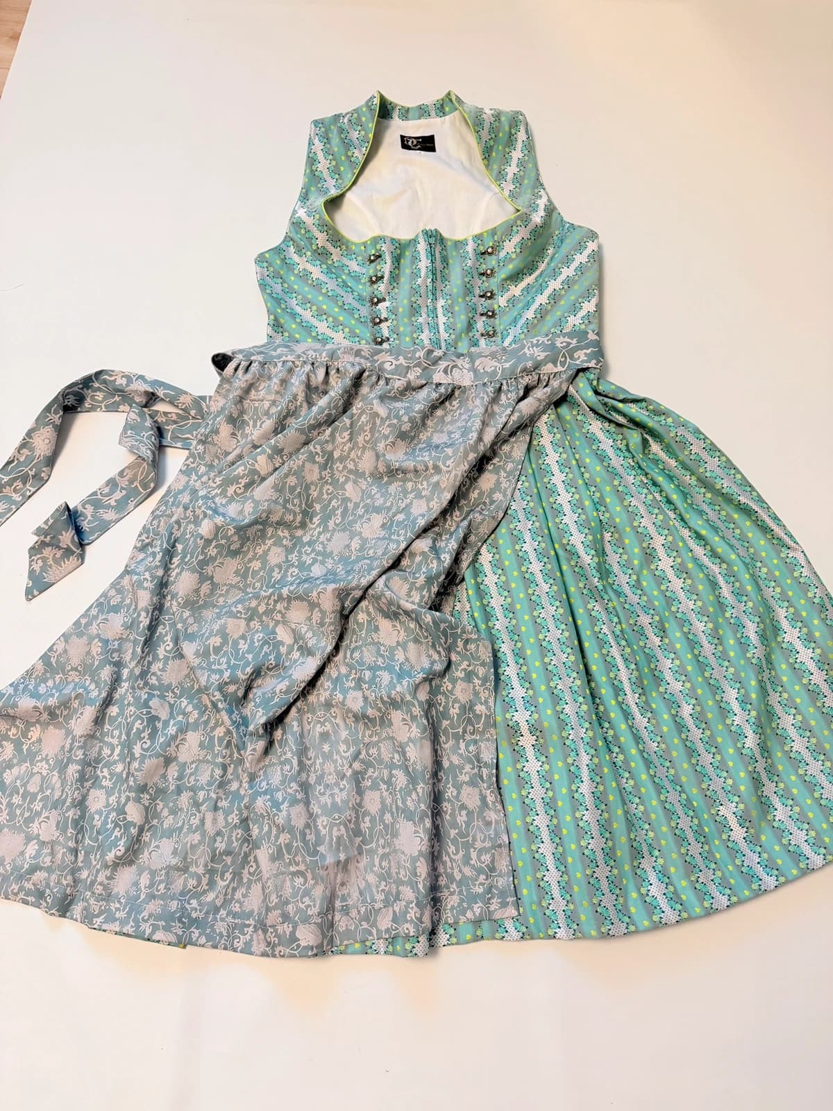 Bez značky kroj / bavorské šaty / dirndl /, velikost XXL — second hand, velmi dobrý